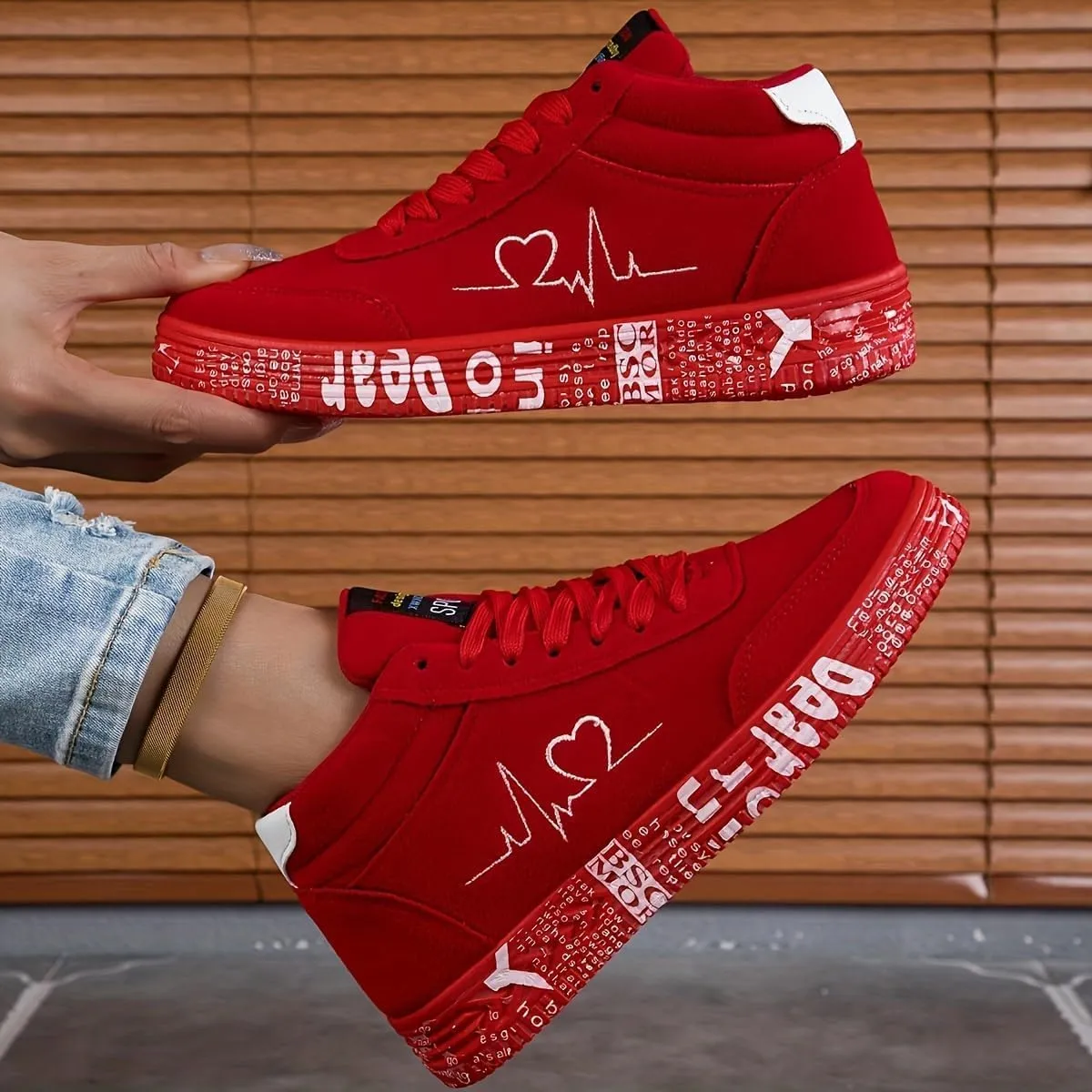 Women's Fashion Solid Color Casual Skateboard Sports Shoes with Heart-Shaped Print, Soft & Thick Low Top Sole for Daily Wear